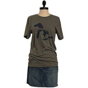 Great Lakes Gray T-shirt - Size Medium - 52% Cotton - 48% Polyester - EUC